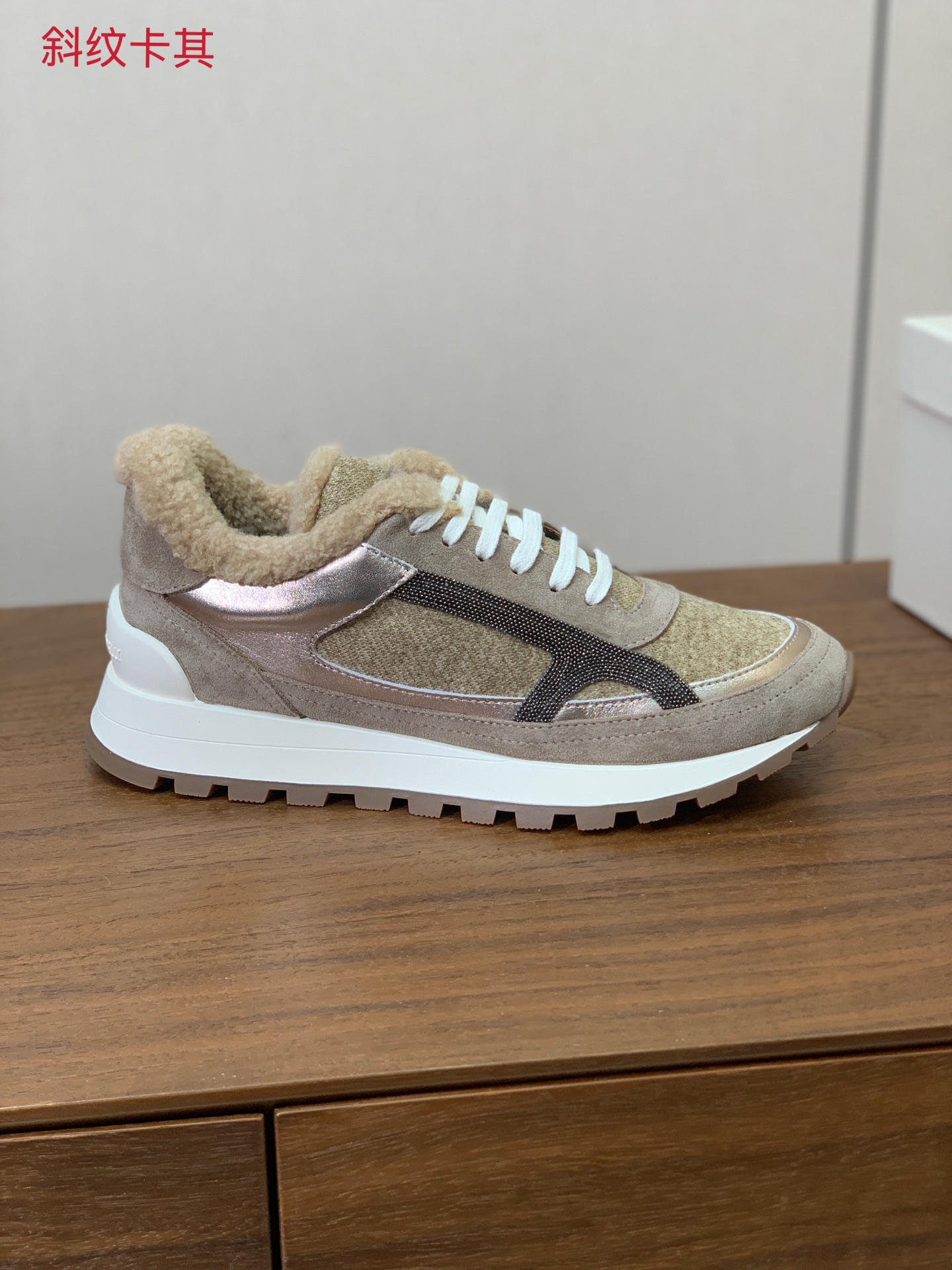 【Brunell* Cucinell*】羊毛里休闲运动鞋。鞋面采用进口牛绒，羊毛内里，原版开模大底！上脚超舒适。 码数：