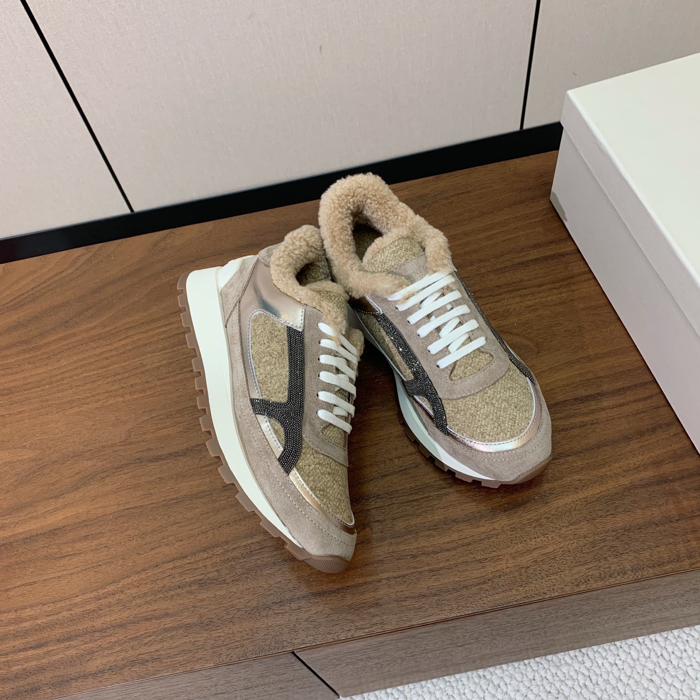 【Brunell* Cucinell*】羊毛里休闲运动鞋。鞋面采用进口牛绒，羊毛内里，原版开模大底！上脚超舒适。 码数：