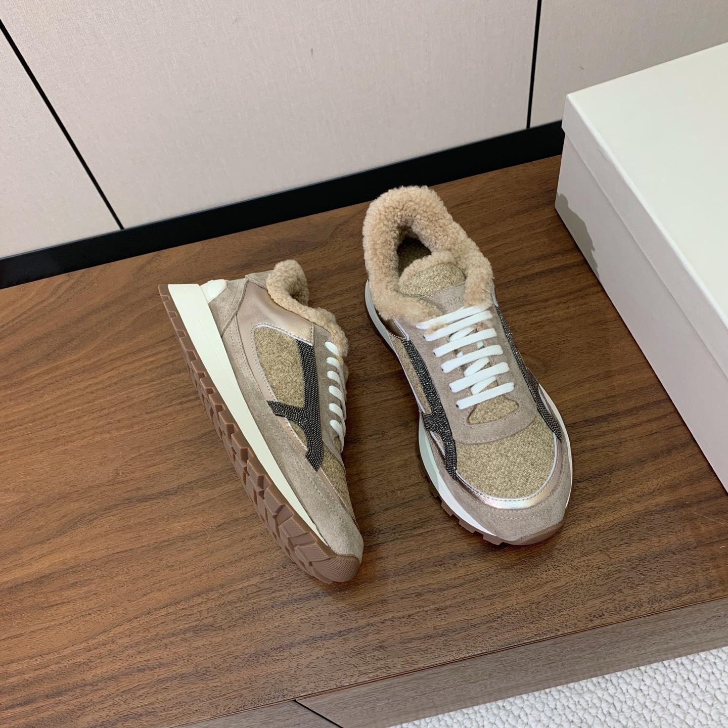【Brunell* Cucinell*】羊毛里休闲运动鞋。鞋面采用进口牛绒，羊毛内里，原版开模大底！上脚超舒适。 码数：