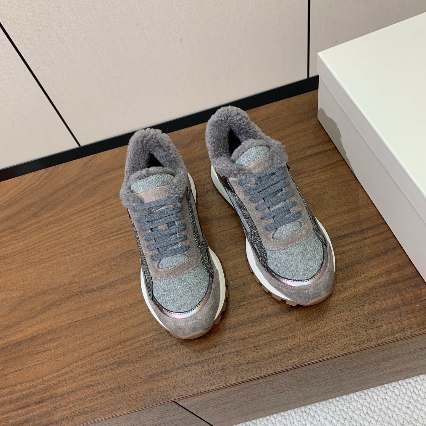 【Brunell* Cucinell*】羊毛里休闲运动鞋。鞋面采用进口牛绒，羊毛内里，原版开模大底！上脚超舒适。 码数：