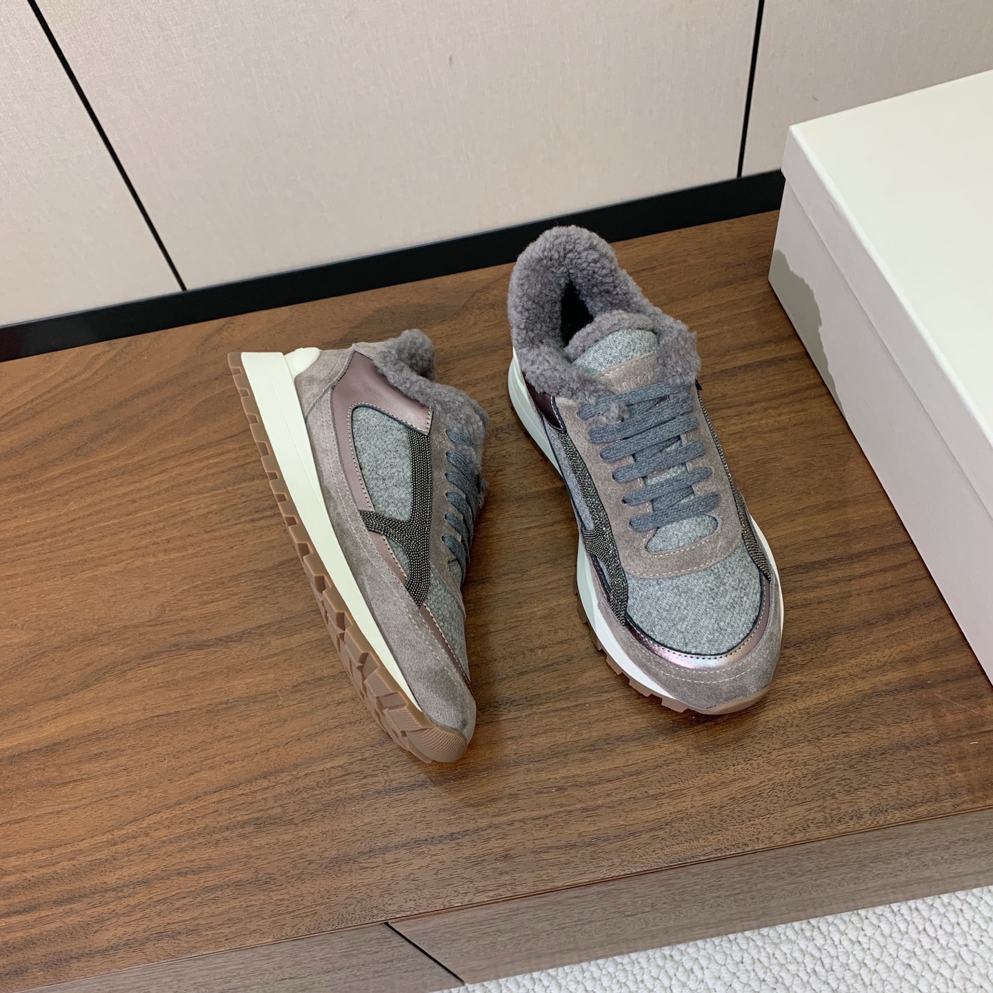 【Brunell* Cucinell*】羊毛里休闲运动鞋。鞋面采用进口牛绒，羊毛内里，原版开模大底！上脚超舒适。 码数：