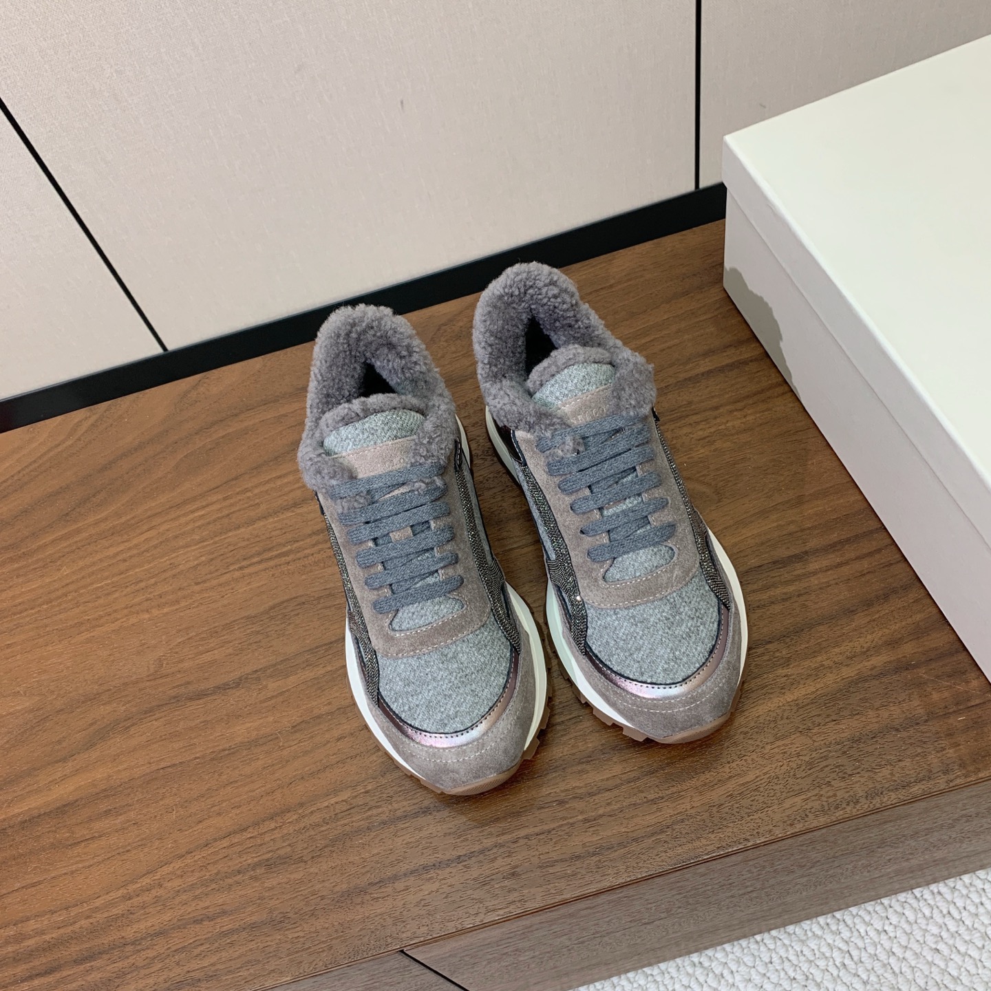 【Brunell* Cucinell*】羊毛里休闲运动鞋。鞋面采用进口牛绒，羊毛内里，原版开模大底！上脚超舒适。 码数：