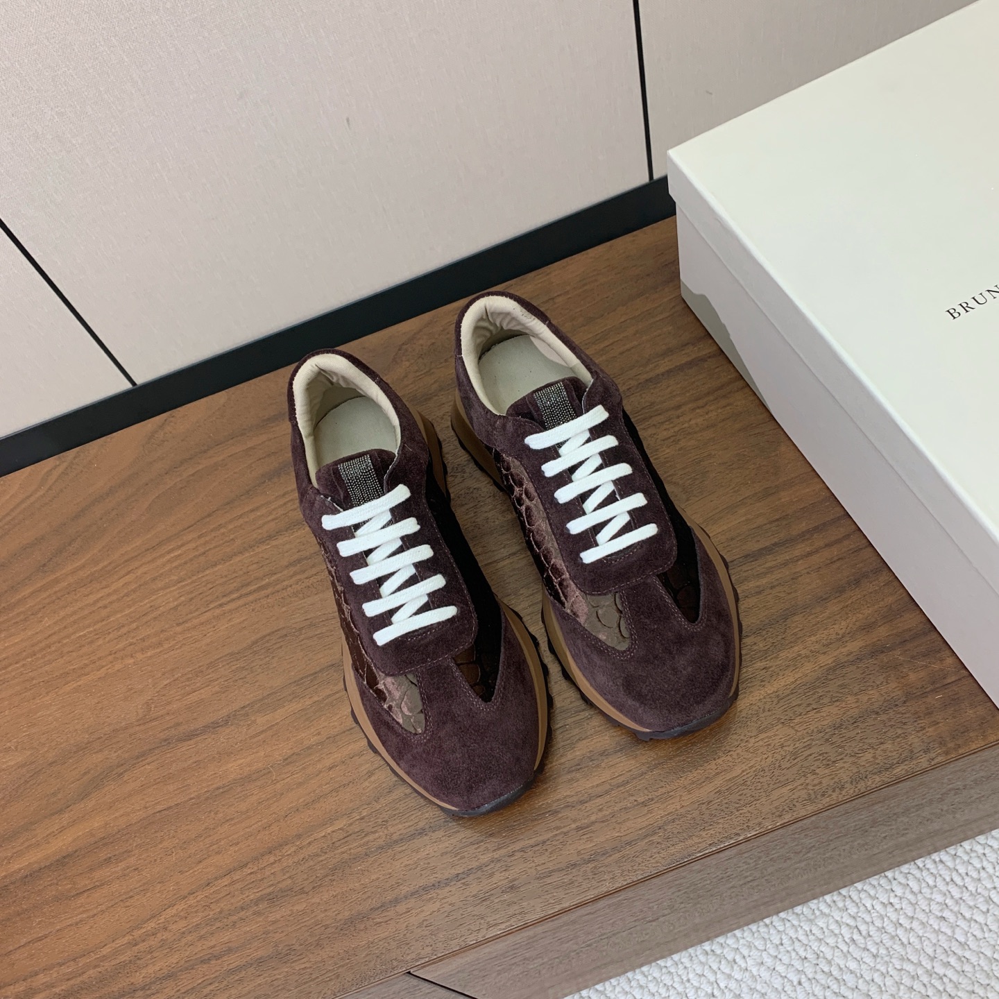 【Brunell* Cucinell*】新款休闲运动鞋。鞋面采用进口牛绒、牛皮➕纯手工串联珠链配饰！牛皮垫脚。原版开模大