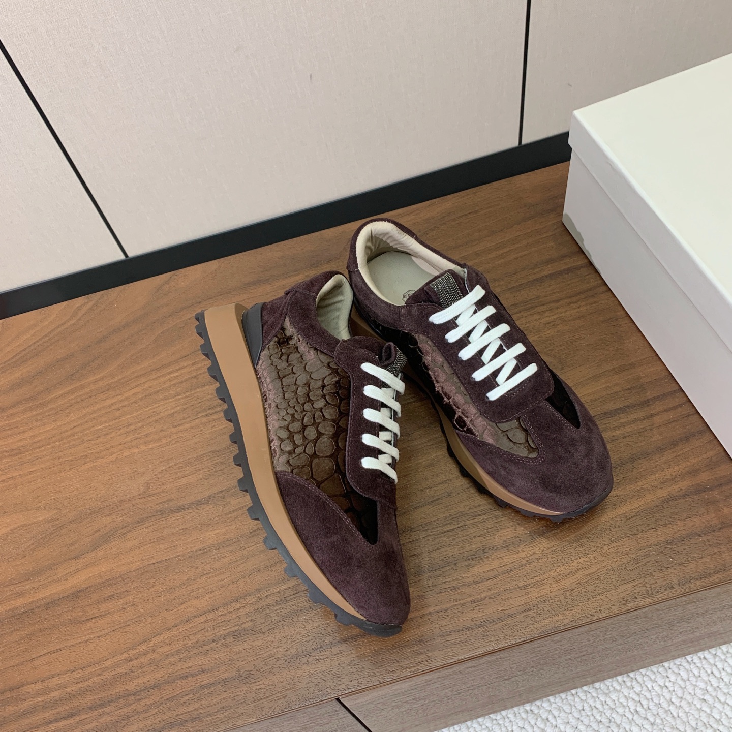 【Brunell* Cucinell*】新款休闲运动鞋。鞋面采用进口牛绒、牛皮➕纯手工串联珠链配饰！牛皮垫脚。原版开模大