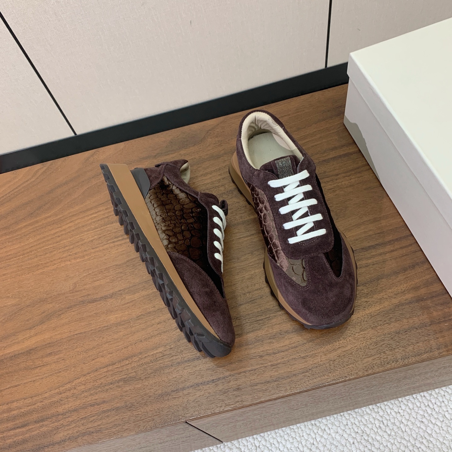 【Brunell* Cucinell*】新款休闲运动鞋。鞋面采用进口牛绒、牛皮➕纯手工串联珠链配饰！牛皮垫脚。原版开模大