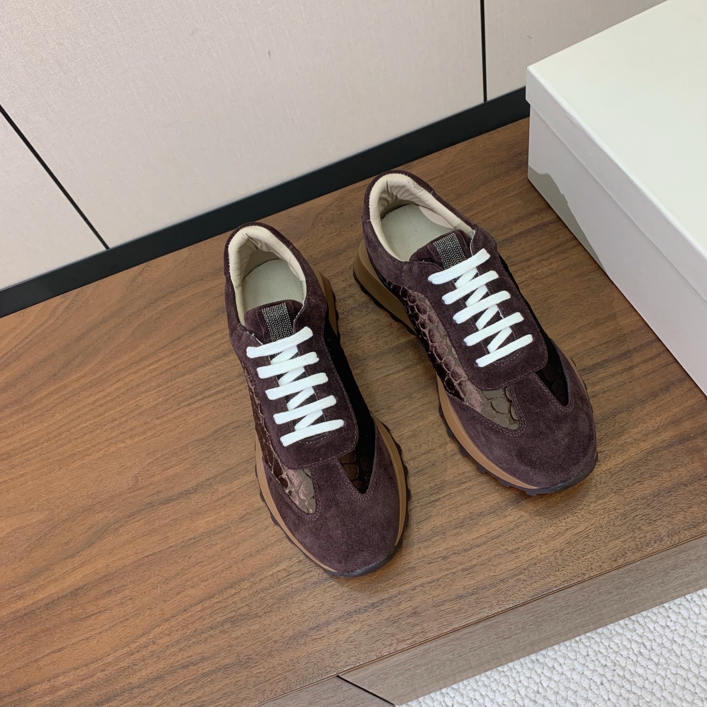 【Brunell* Cucinell*】新款休闲运动鞋。鞋面采用进口牛绒、牛皮➕纯手工串联珠链配饰！牛皮垫脚。原版开模大