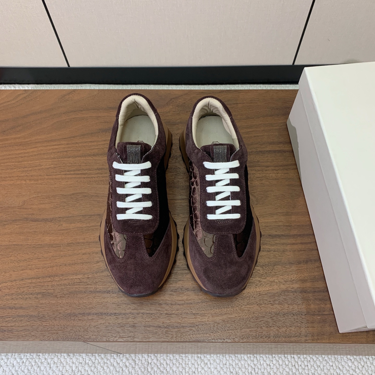 【Brunell* Cucinell*】新款休闲运动鞋。鞋面采用进口牛绒、牛皮➕纯手工串联珠链配饰!牛皮垫脚。原版开模大 【Brunell* Cucinell*】新款休闲运动鞋。鞋面采用进口牛绒、牛皮➕纯手工串联珠链配饰!牛皮垫脚。原版开模大