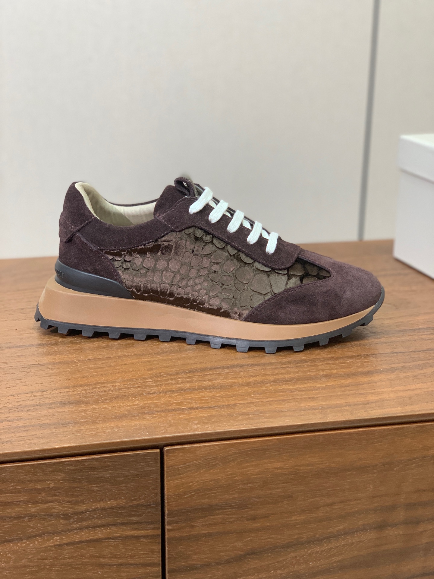 【Brunell* Cucinell*】新款休闲运动鞋。鞋面采用进口牛绒、牛皮➕纯手工串联珠链配饰！牛皮垫脚。原版开模大