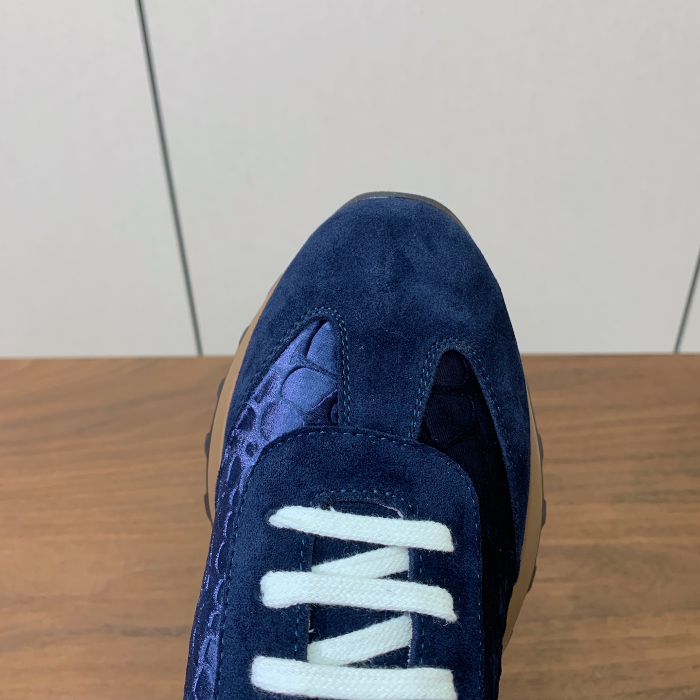 【Brunell* Cucinell*】新款休闲运动鞋。鞋面采用进口牛绒、牛皮➕纯手工串联珠链配饰！牛皮垫脚。原版开模大