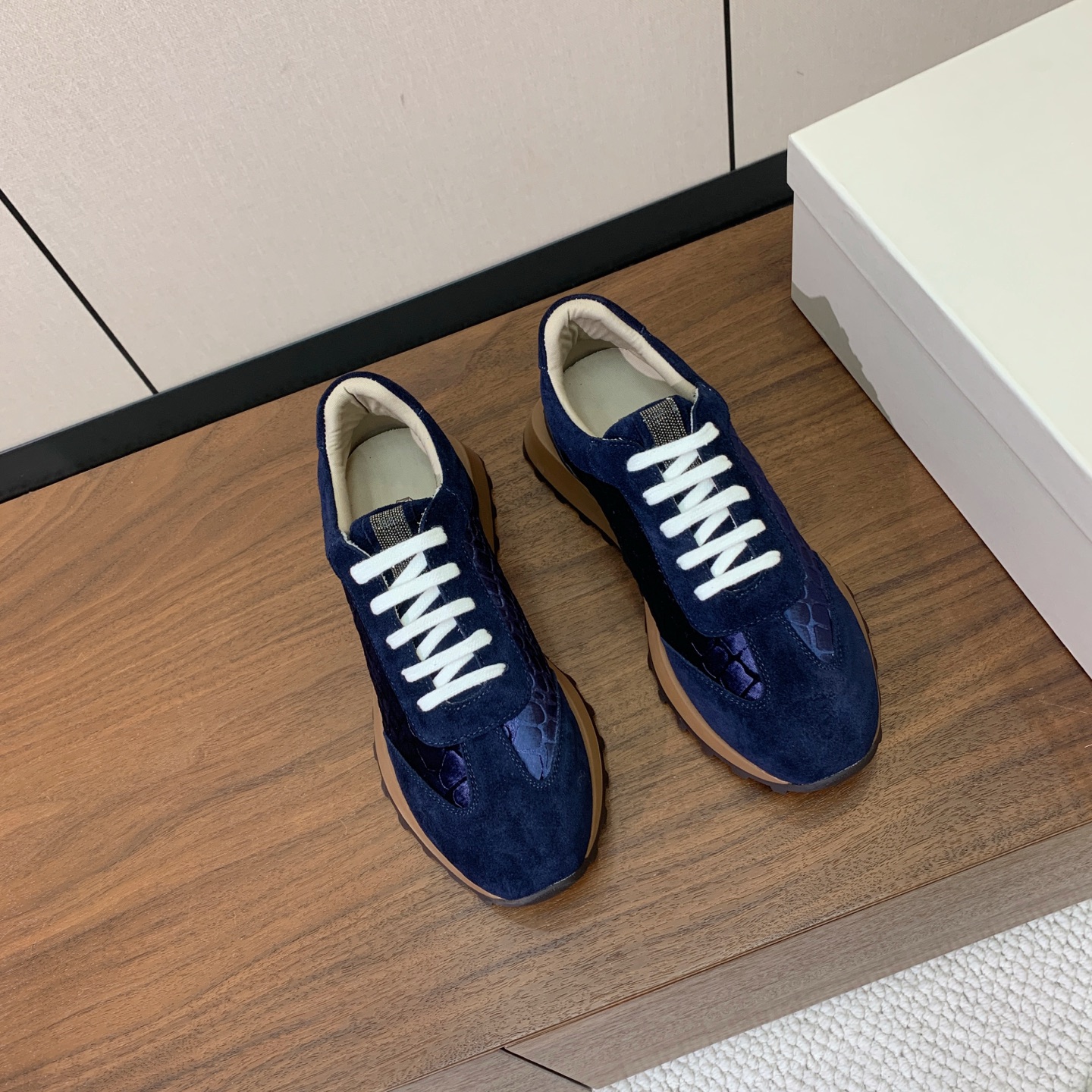 【Brunell* Cucinell*】新款休闲运动鞋。鞋面采用进口牛绒、牛皮➕纯手工串联珠链配饰！牛皮垫脚。原版开模大