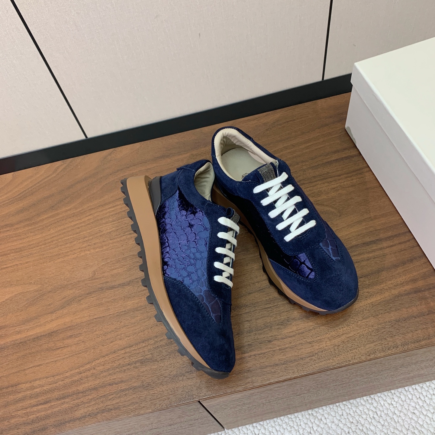 【Brunell* Cucinell*】新款休闲运动鞋。鞋面采用进口牛绒、牛皮➕纯手工串联珠链配饰！牛皮垫脚。原版开模大