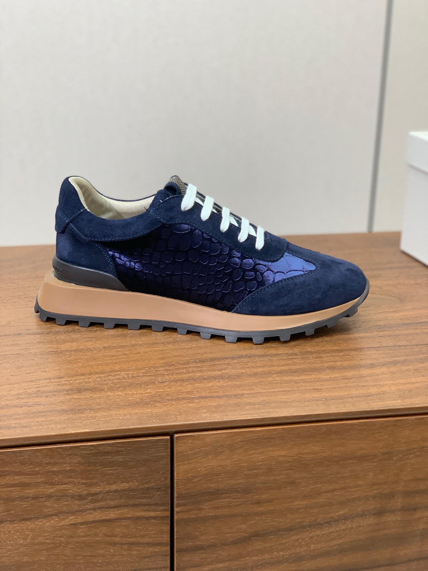 【Brunell* Cucinell*】新款休闲运动鞋。鞋面采用进口牛绒、牛皮➕纯手工串联珠链配饰！牛皮垫脚。原版开模大