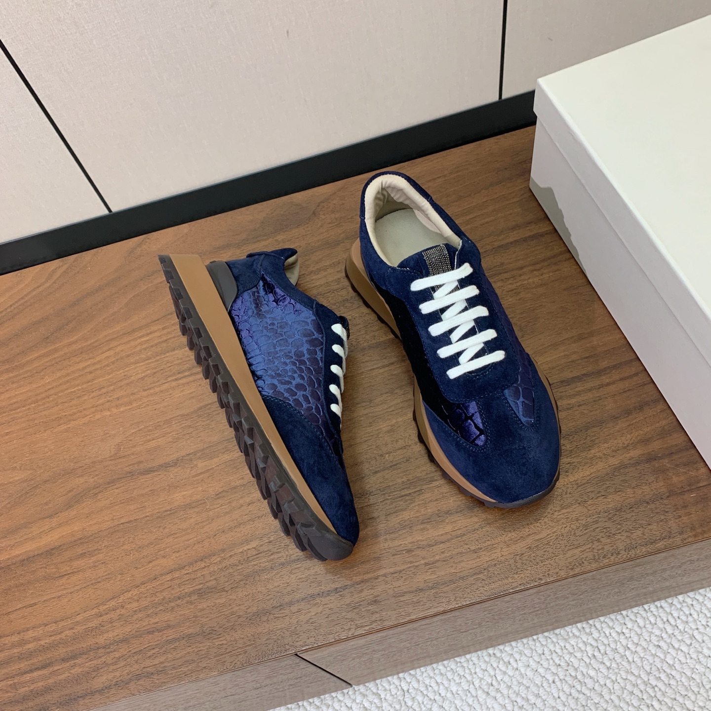 【Brunell* Cucinell*】新款休闲运动鞋。鞋面采用进口牛绒、牛皮➕纯手工串联珠链配饰！牛皮垫脚。原版开模大