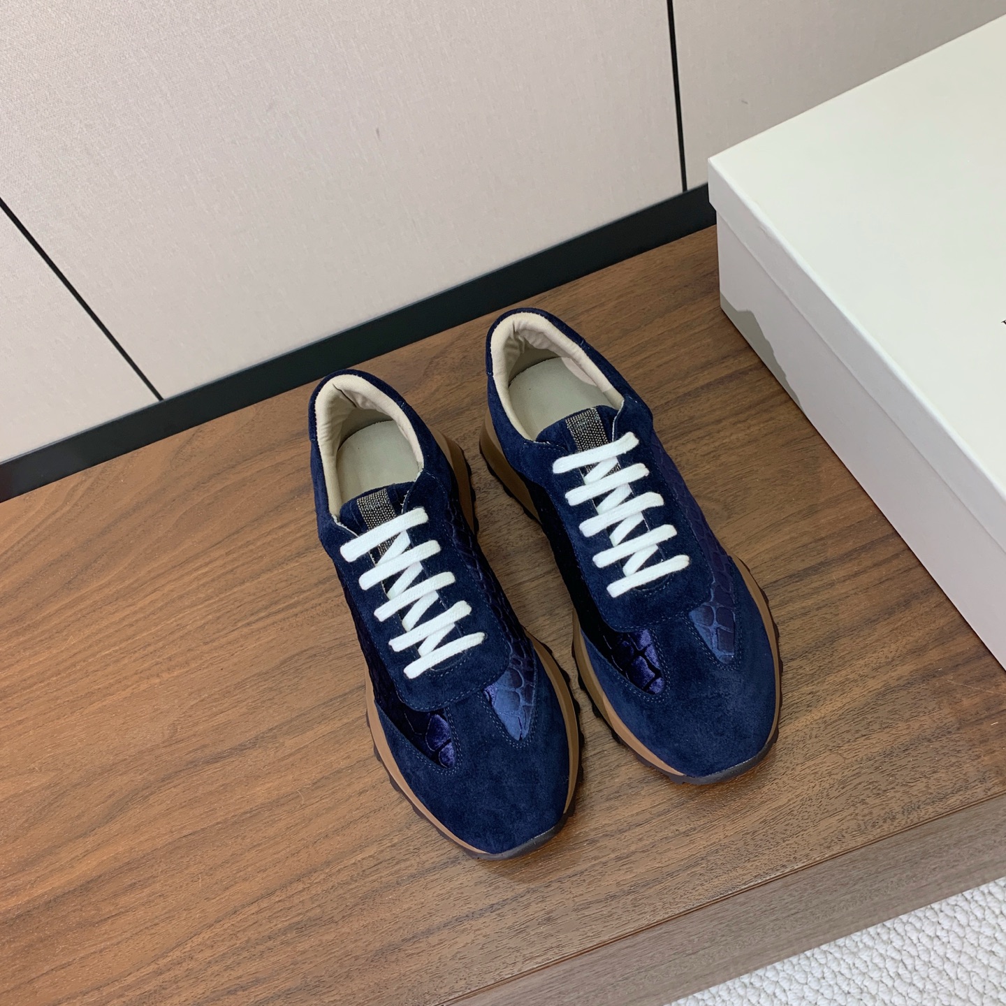【Brunell* Cucinell*】新款休闲运动鞋。鞋面采用进口牛绒、牛皮➕纯手工串联珠链配饰！牛皮垫脚。原版开模大
