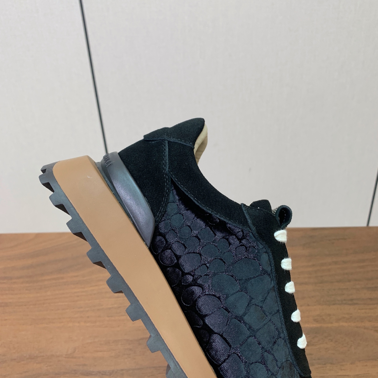 【Brunell* Cucinell*】新款休闲运动鞋。鞋面采用进口牛绒、牛皮➕纯手工串联珠链配饰！牛皮垫脚。原版开模大