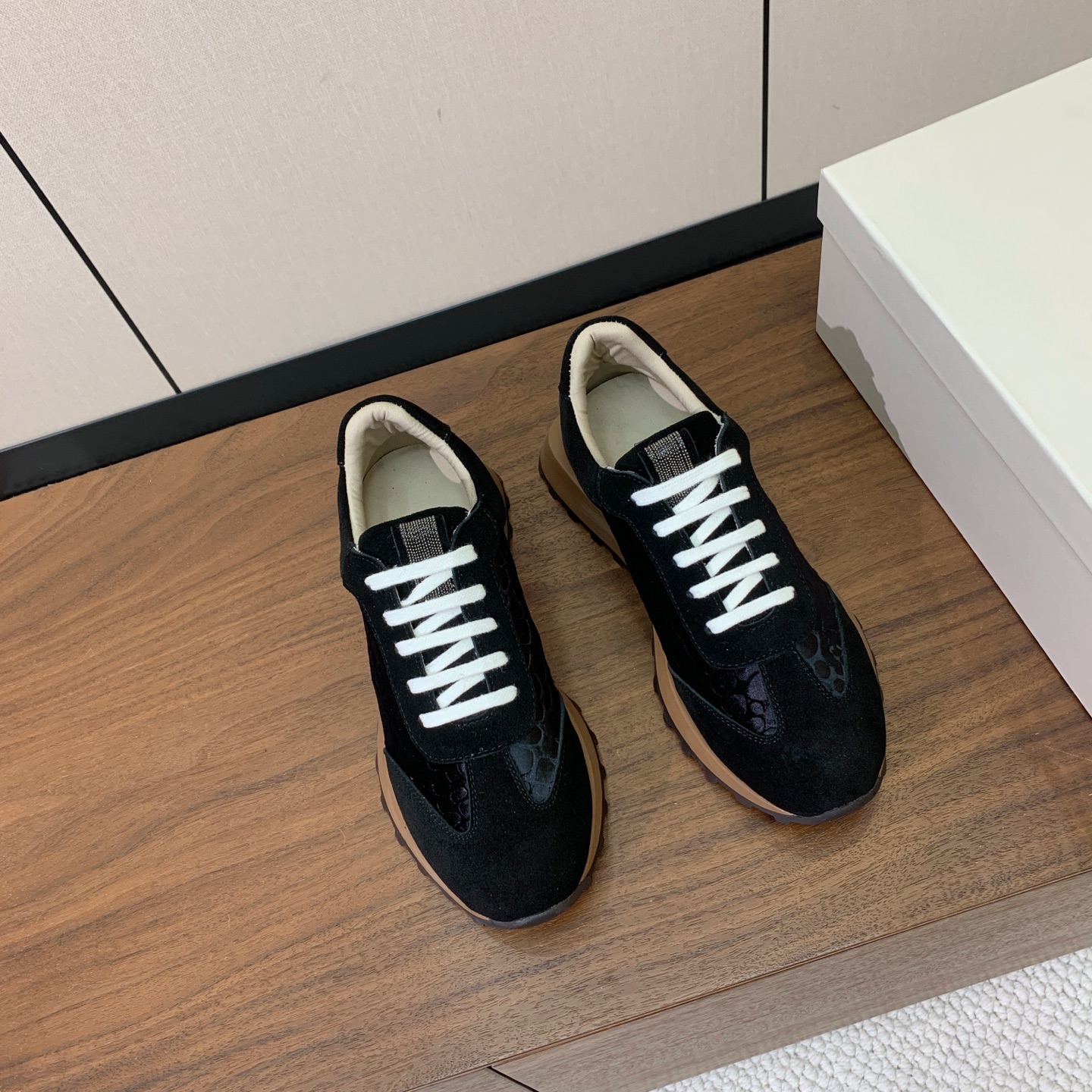 【Brunell* Cucinell*】新款休闲运动鞋。鞋面采用进口牛绒、牛皮➕纯手工串联珠链配饰！牛皮垫脚。原版开模大