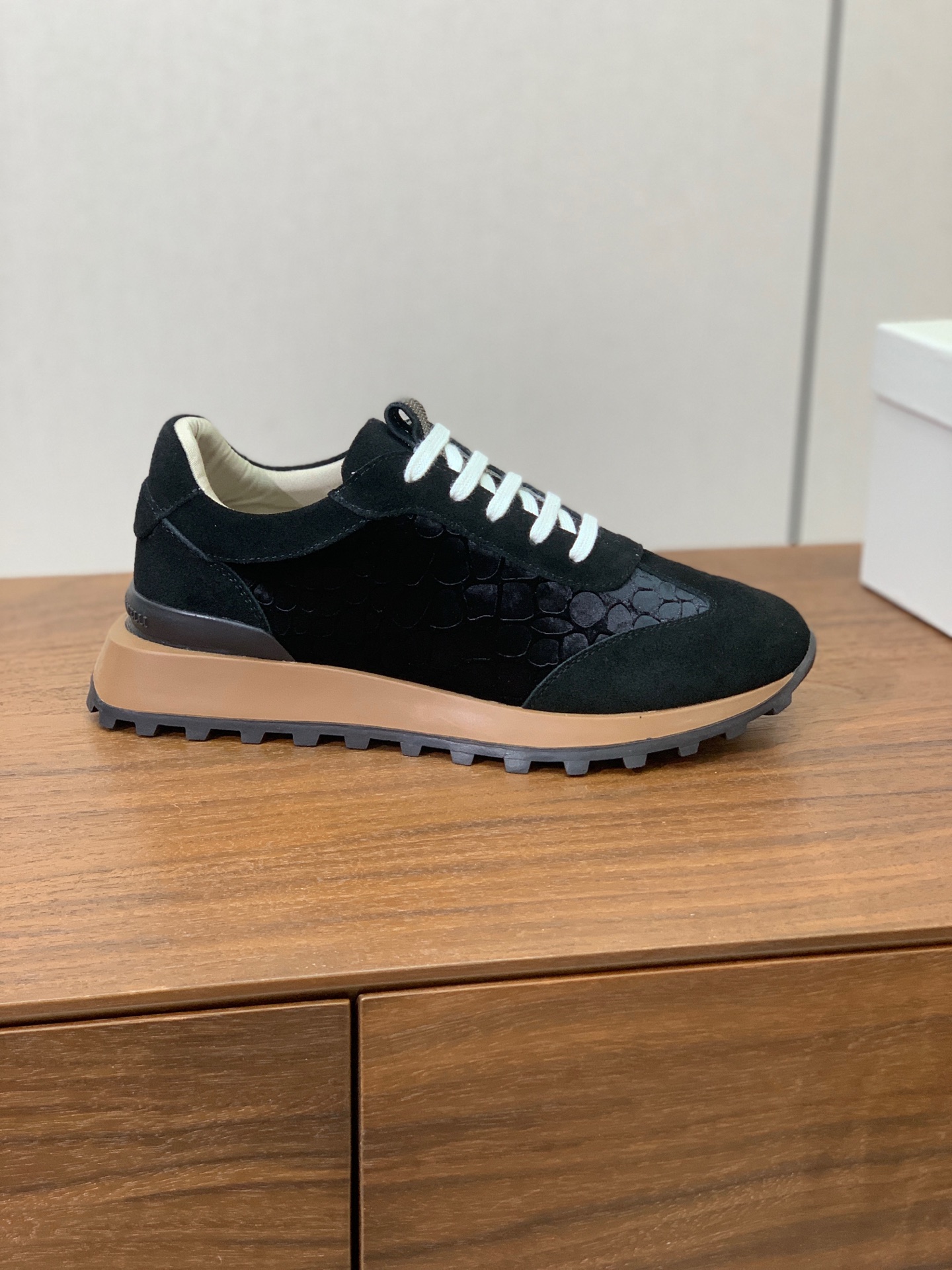 【Brunell* Cucinell*】新款休闲运动鞋。鞋面采用进口牛绒、牛皮➕纯手工串联珠链配饰！牛皮垫脚。原版开模大