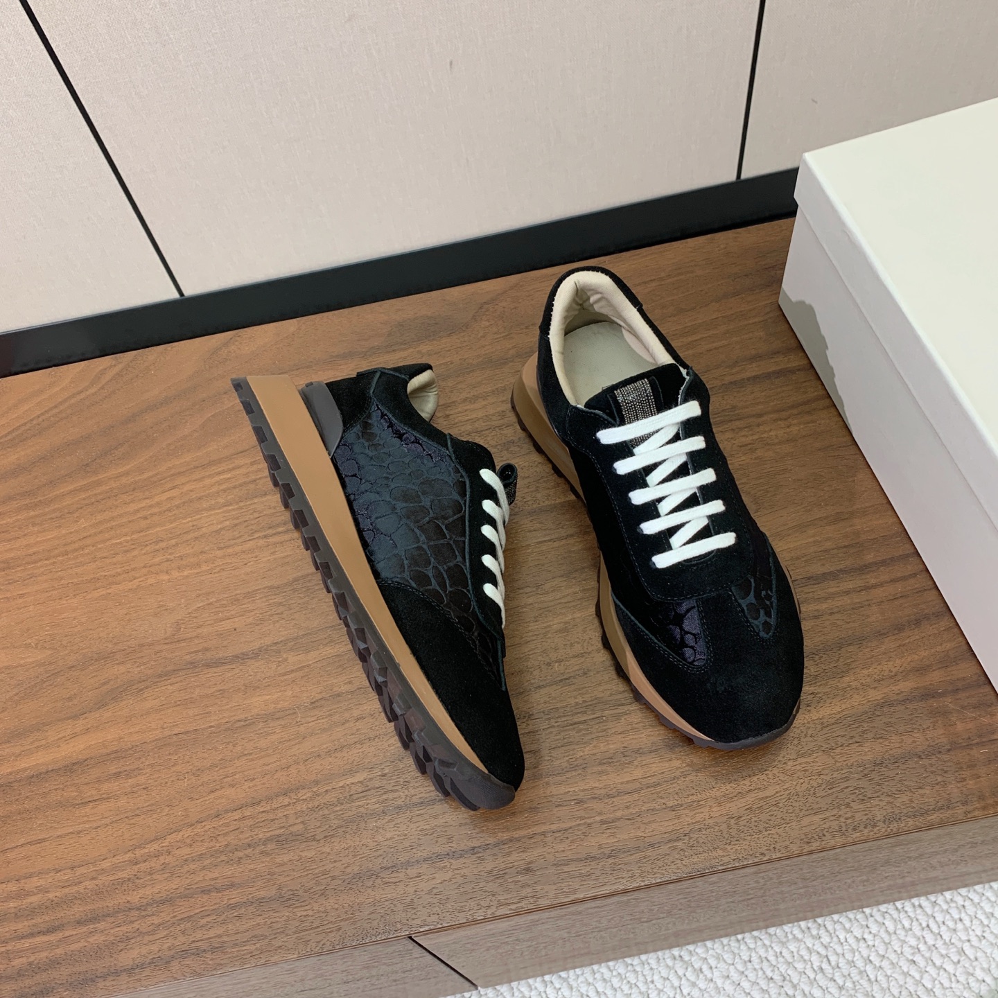 【Brunell* Cucinell*】新款休闲运动鞋。鞋面采用进口牛绒、牛皮➕纯手工串联珠链配饰！牛皮垫脚。原版开模大