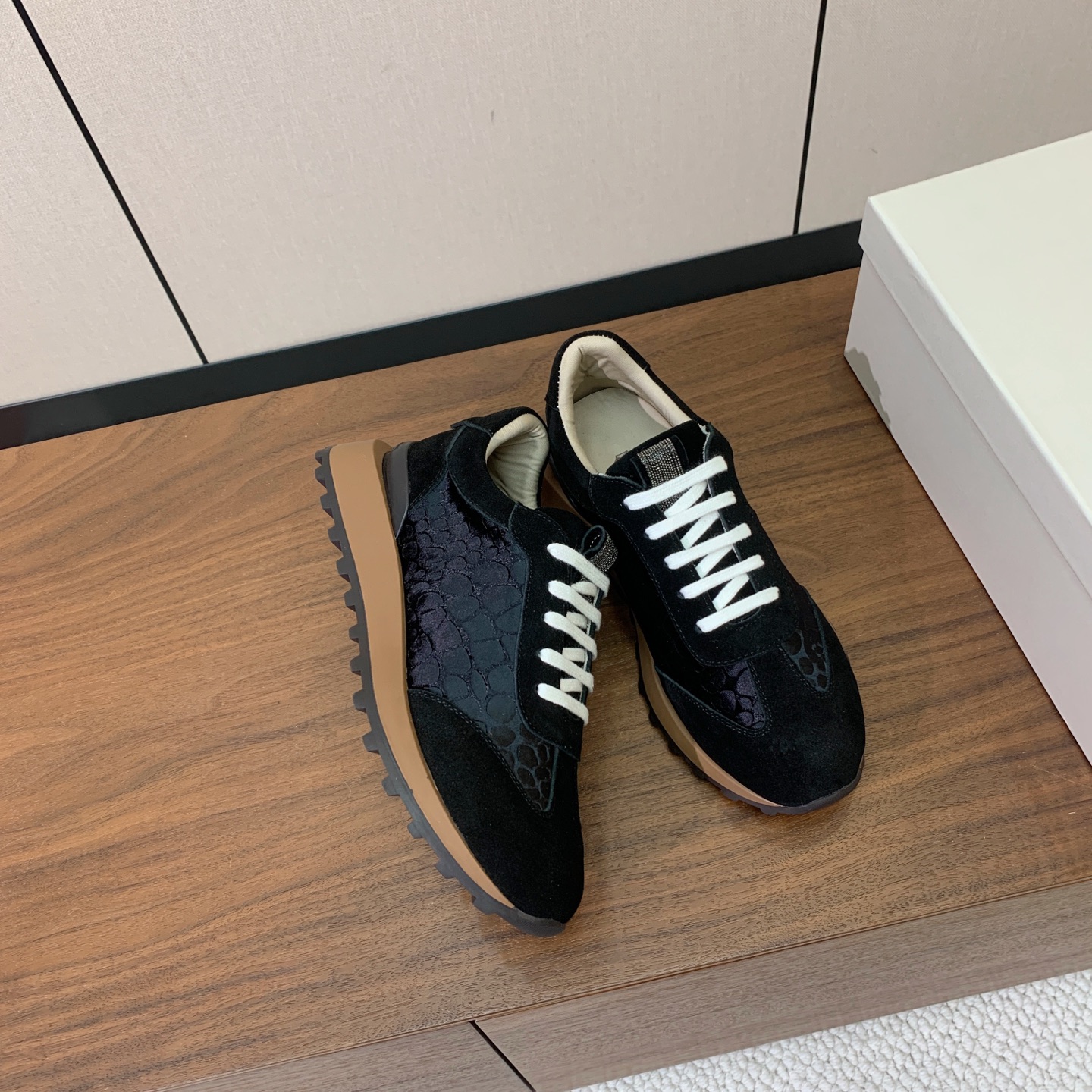 【Brunell* Cucinell*】新款休闲运动鞋。鞋面采用进口牛绒、牛皮➕纯手工串联珠链配饰！牛皮垫脚。原版开模大