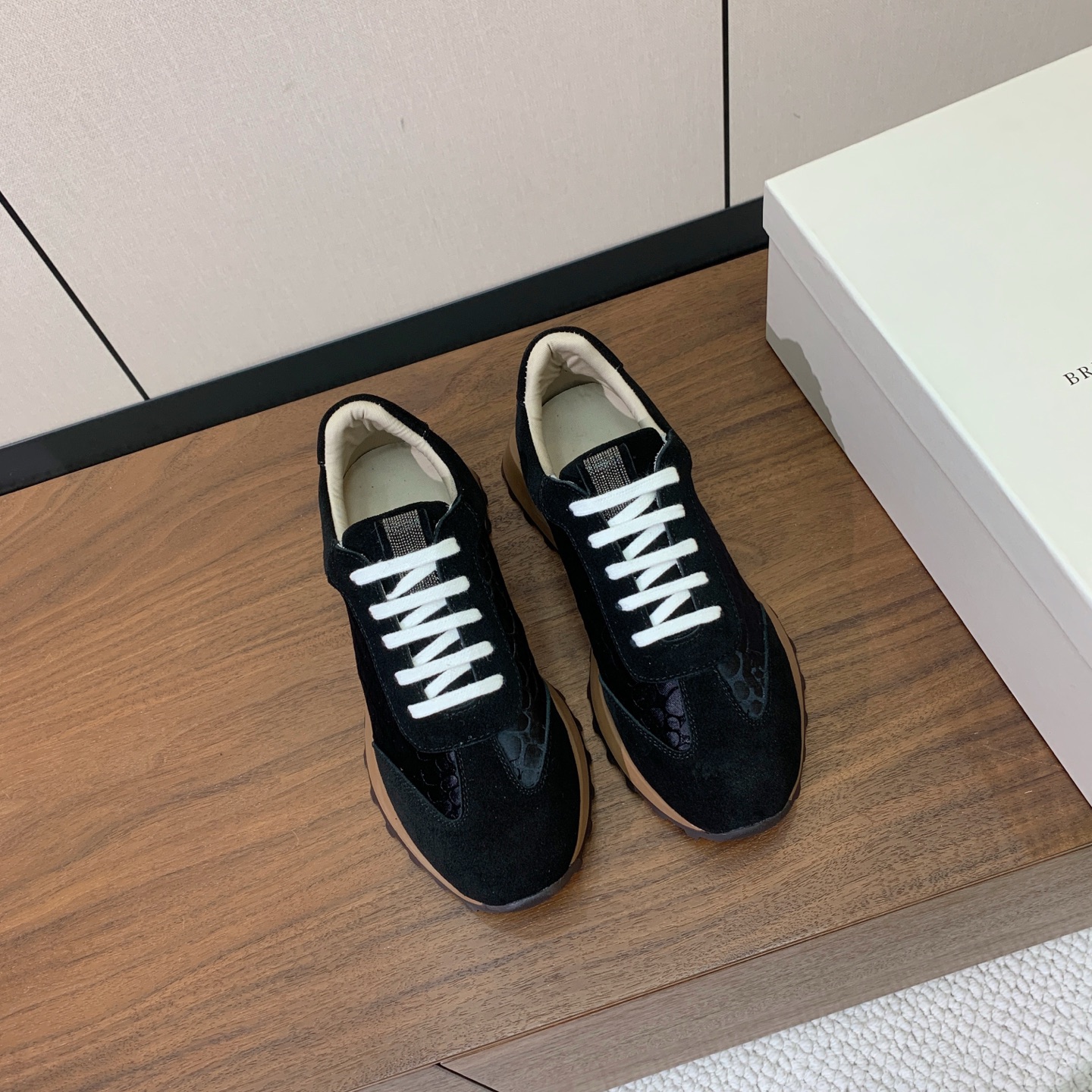 【Brunell* Cucinell*】新款休闲运动鞋。鞋面采用进口牛绒、牛皮➕纯手工串联珠链配饰！牛皮垫脚。原版开模大