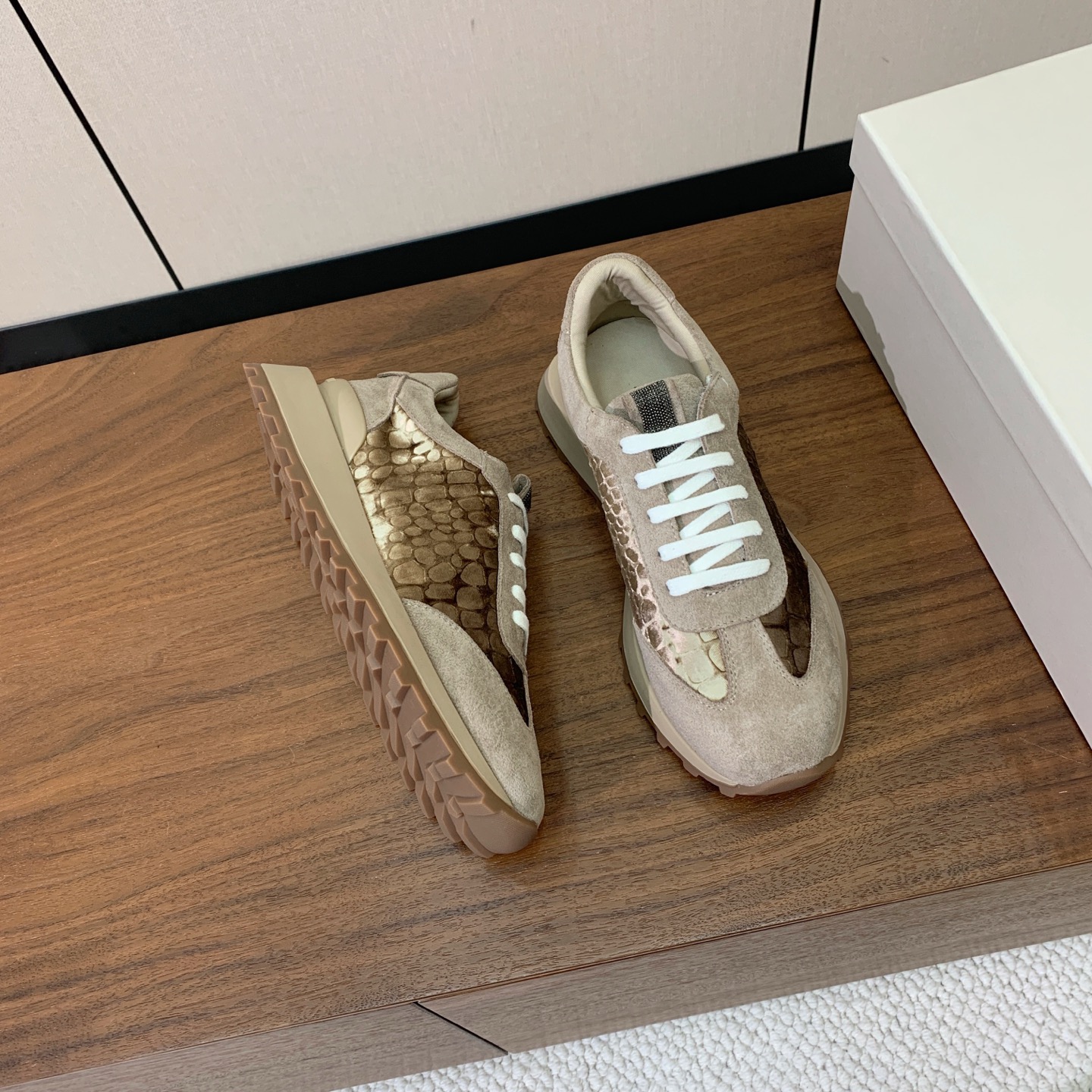 【Brunell* Cucinell*】新款休闲运动鞋。鞋面采用进口牛绒、牛皮➕纯手工串联珠链配饰！牛皮垫脚。原版开模大