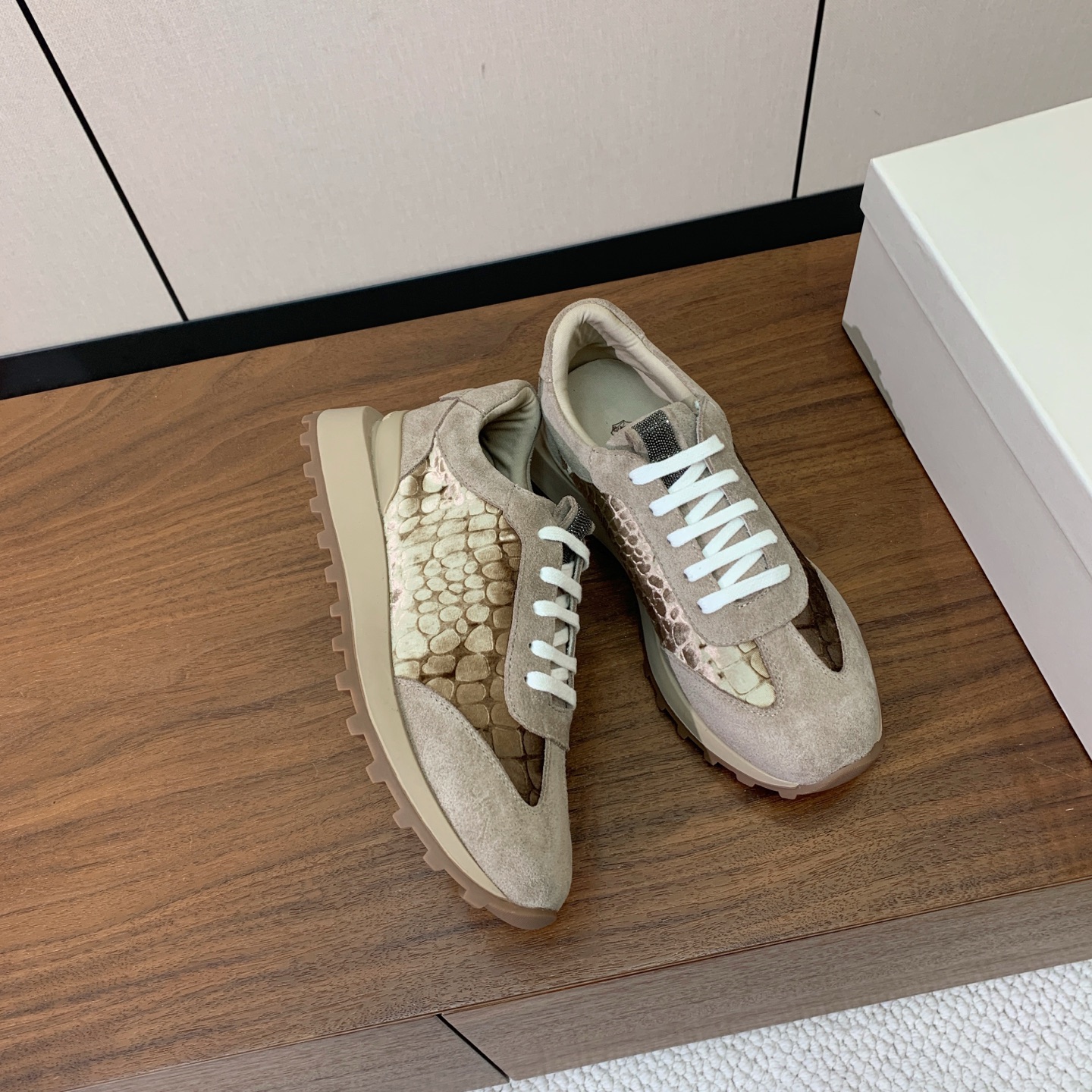 【Brunell* Cucinell*】新款休闲运动鞋。鞋面采用进口牛绒、牛皮➕纯手工串联珠链配饰！牛皮垫脚。原版开模大