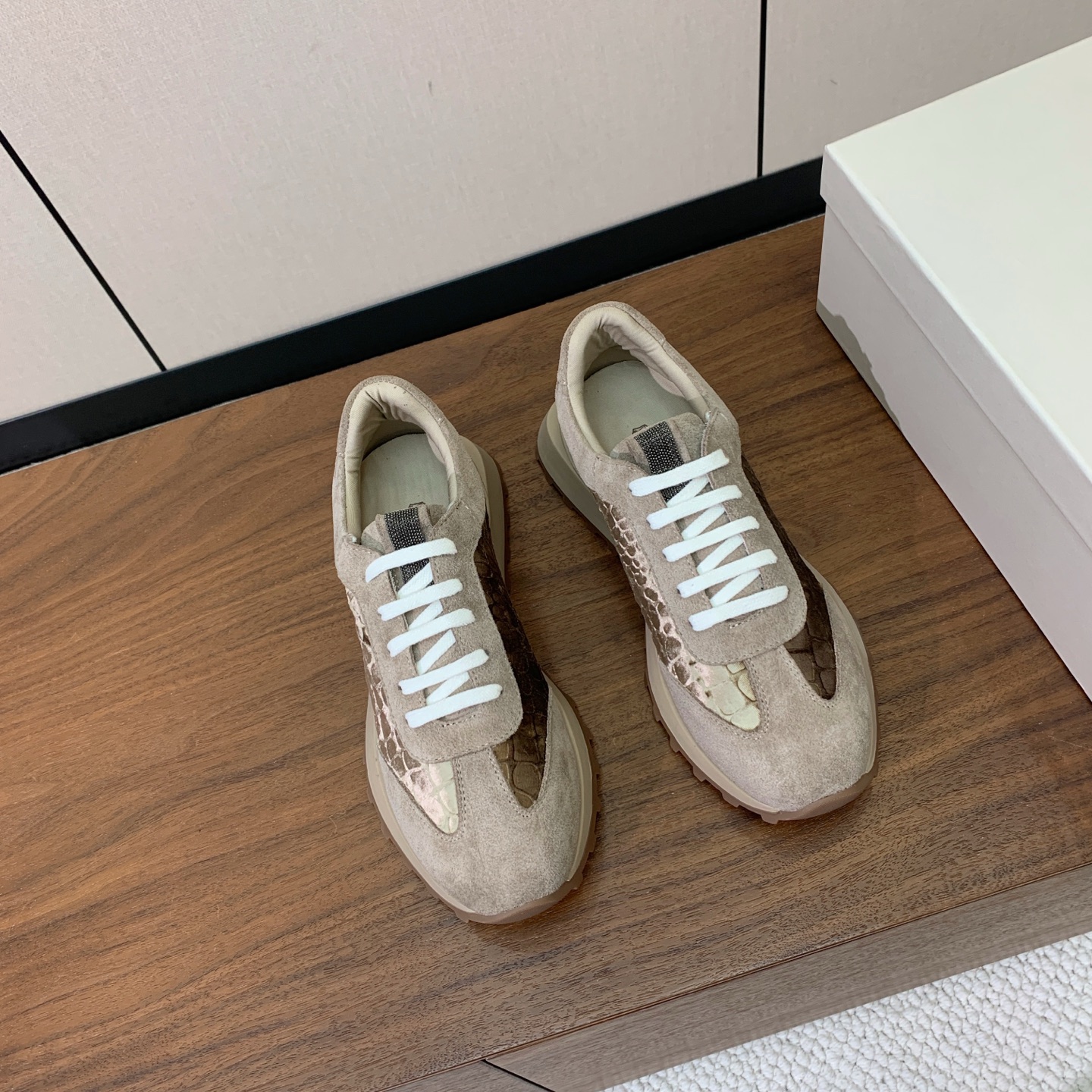 【Brunell* Cucinell*】新款休闲运动鞋。鞋面采用进口牛绒、牛皮➕纯手工串联珠链配饰！牛皮垫脚。原版开模大