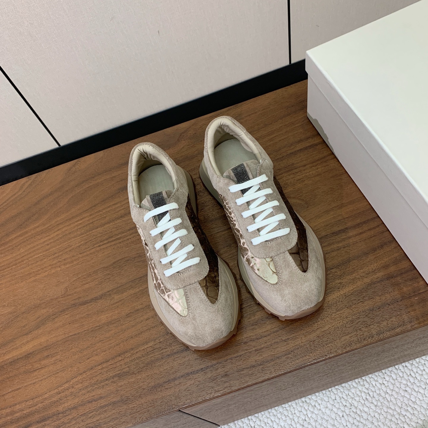 【Brunell* Cucinell*】新款休闲运动鞋。鞋面采用进口牛绒、牛皮➕纯手工串联珠链配饰！牛皮垫脚。原版开模大