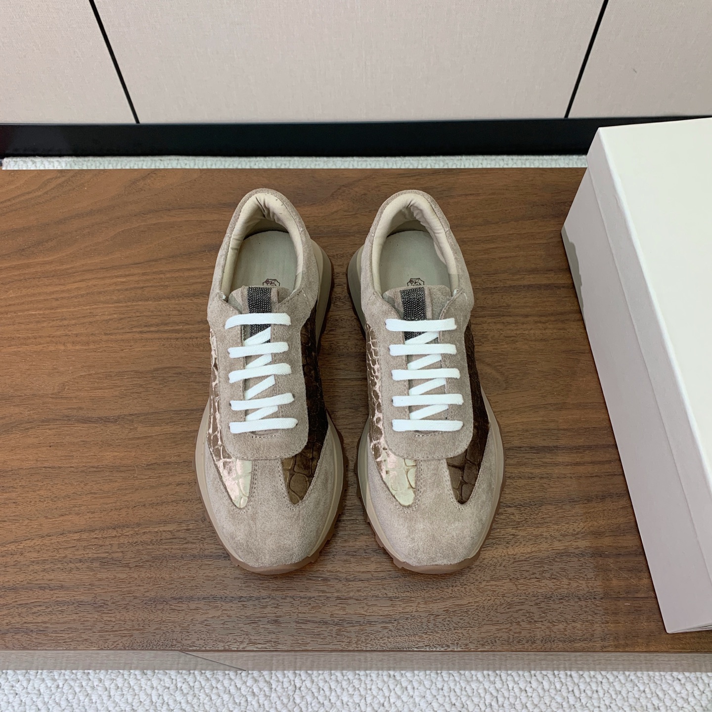 【Brunell* Cucinell*】新款休闲运动鞋。鞋面采用进口牛绒、牛皮➕纯手工串联珠链配饰!牛皮垫脚。原版开模大 【Brunell* Cucinell*】新款休闲运动鞋。鞋面采用进口牛绒、牛皮➕纯手工串联珠链配饰!牛皮垫脚。原版开模大