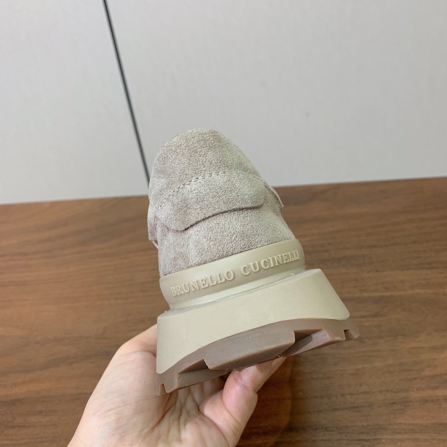 【Brunell* Cucinell*】新款休闲运动鞋。鞋面采用进口牛绒、牛皮➕纯手工串联珠链配饰！牛皮垫脚。原版开模大