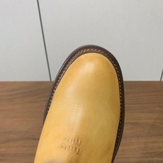 【Miu M*u】做旧穆勒鞋。这双鞋自带复古学院风和松弛工装感、适配性极强。鞋面采用经过特殊做旧处理的牛皮 自带复古做旧 【Miu M*u】做旧穆勒鞋。这双鞋自带复古学院风和松弛工装感、适配性极强。鞋面采用经过特殊做旧处理的牛皮 自带复古做旧