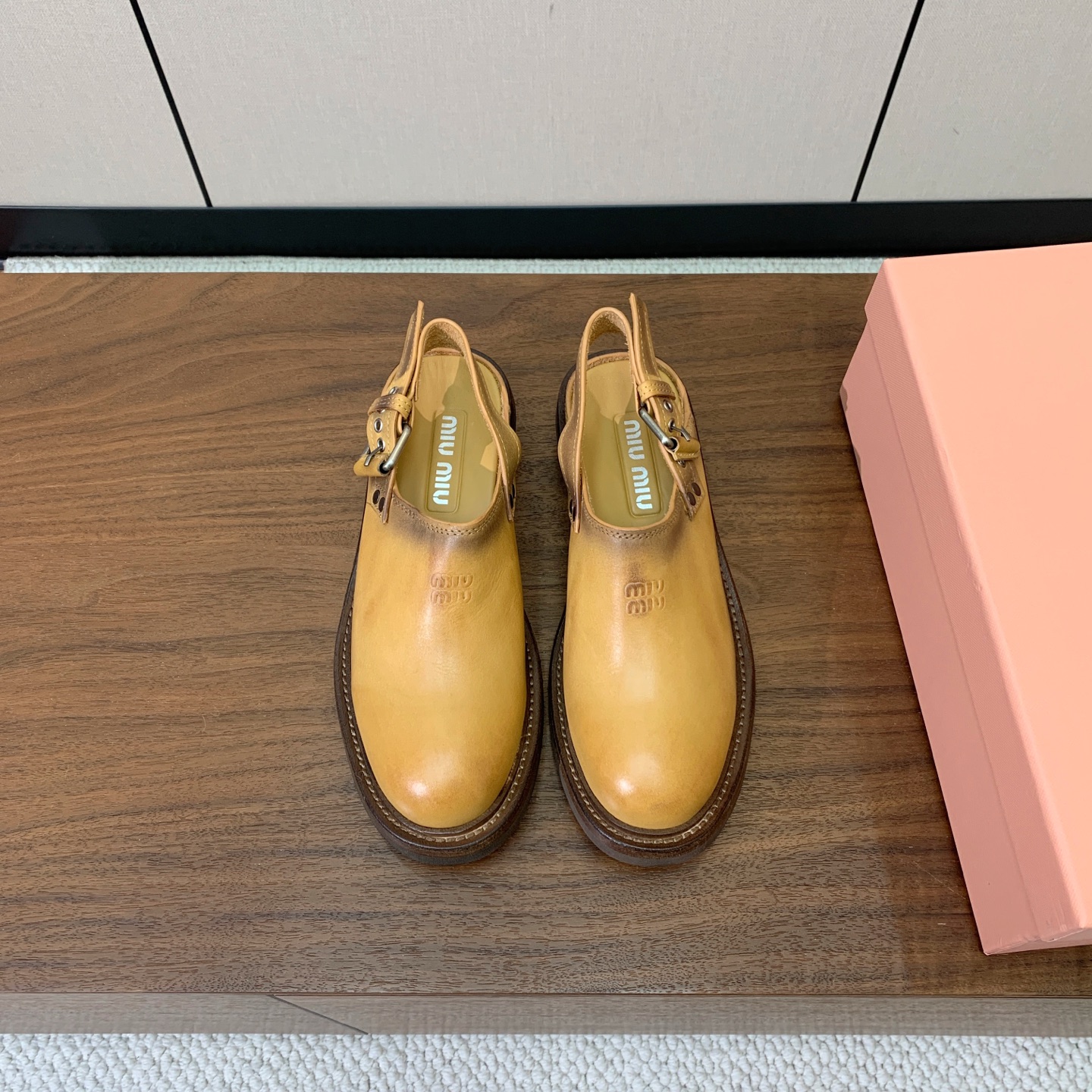 【Miu M*u】做旧穆勒鞋。这双鞋自带复古学院风和松弛工装感、适配性极强。鞋面采用经过特殊做旧处理的牛皮 自带复古做旧 【Miu M*u】做旧穆勒鞋。这双鞋自带复古学院风和松弛工装感、适配性极强。鞋面采用经过特殊做旧处理的牛皮 自带复古做旧