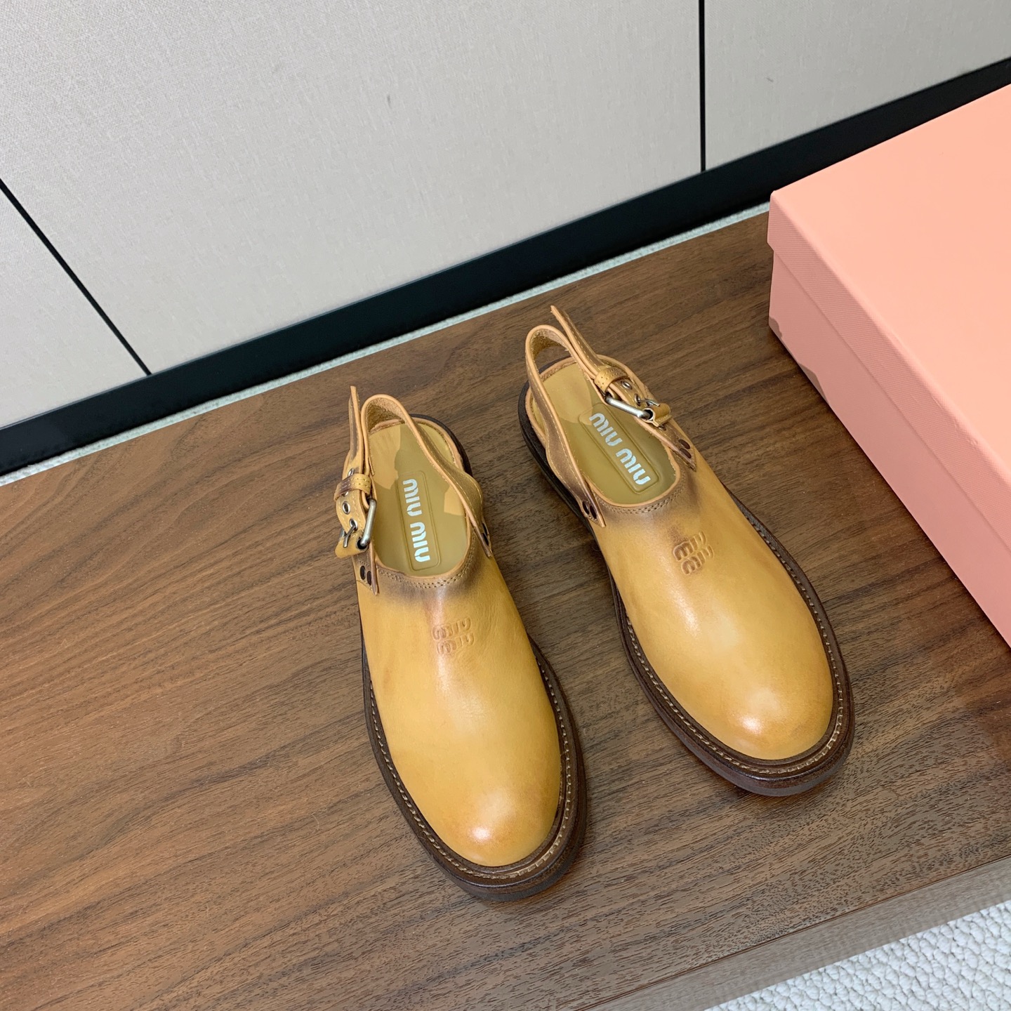 【Miu M*u】做旧穆勒鞋。这双鞋自带复古学院风和松弛工装感、适配性极强。鞋面采用经过特殊做旧处理的牛皮 自带复古做旧 【Miu M*u】做旧穆勒鞋。这双鞋自带复古学院风和松弛工装感、适配性极强。鞋面采用经过特殊做旧处理的牛皮 自带复古做旧