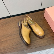 【Miu M*u】做旧穆勒鞋。这双鞋自带复古学院风和松弛工装感、适配性极强。鞋面采用经过特殊做旧处理的牛皮 自带复古做旧 【Miu M*u】做旧穆勒鞋。这双鞋自带复古学院风和松弛工装感、适配性极强。鞋面采用经过特殊做旧处理的牛皮 自带复古做旧