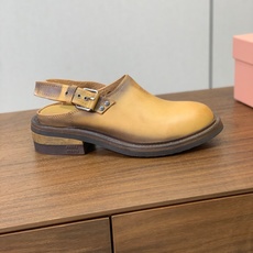 【Miu M*u】做旧穆勒鞋。这双鞋自带复古学院风和松弛工装感、适配性极强。鞋面采用经过特殊做旧处理的牛皮 自带复古做旧 【Miu M*u】做旧穆勒鞋。这双鞋自带复古学院风和松弛工装感、适配性极强。鞋面采用经过特殊做旧处理的牛皮 自带复古做旧