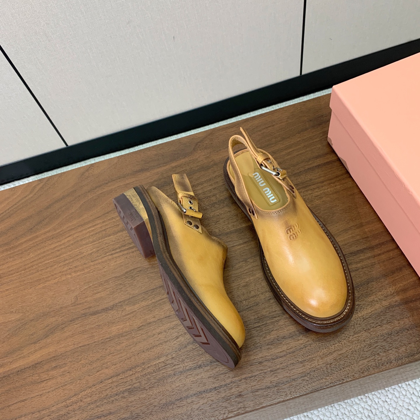【Miu M*u】做旧穆勒鞋。这双鞋自带复古学院风和松弛工装感、适配性极强。鞋面采用经过特殊做旧处理的牛皮 自带复古做旧 【Miu M*u】做旧穆勒鞋。这双鞋自带复古学院风和松弛工装感、适配性极强。鞋面采用经过特殊做旧处理的牛皮 自带复古做旧
