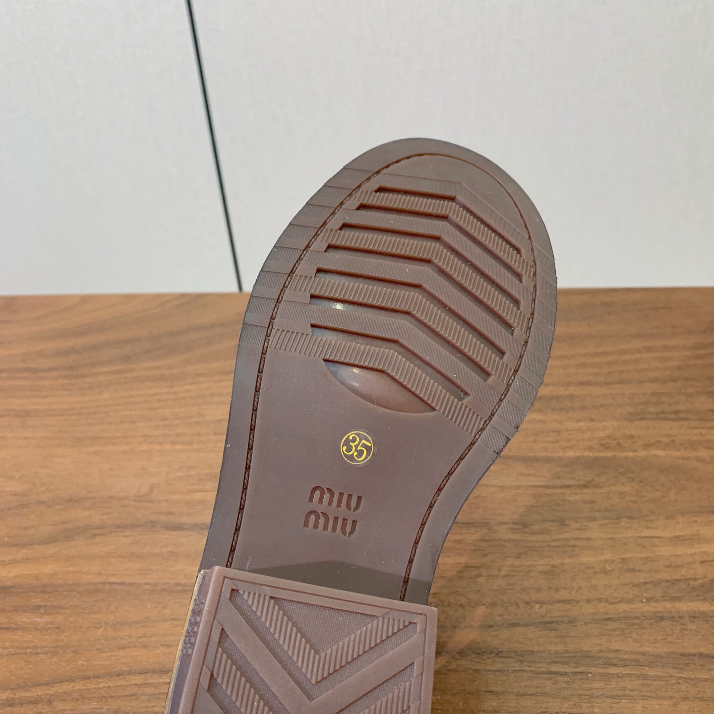 【Miu M*u】做旧穆勒鞋。这双鞋自带复古学院风和松弛工装感、适配性极强。鞋面采用经过特殊做旧处理的牛皮 自带复古做旧 【Miu M*u】做旧穆勒鞋。这双鞋自带复古学院风和松弛工装感、适配性极强。鞋面采用经过特殊做旧处理的牛皮 自带复古做旧