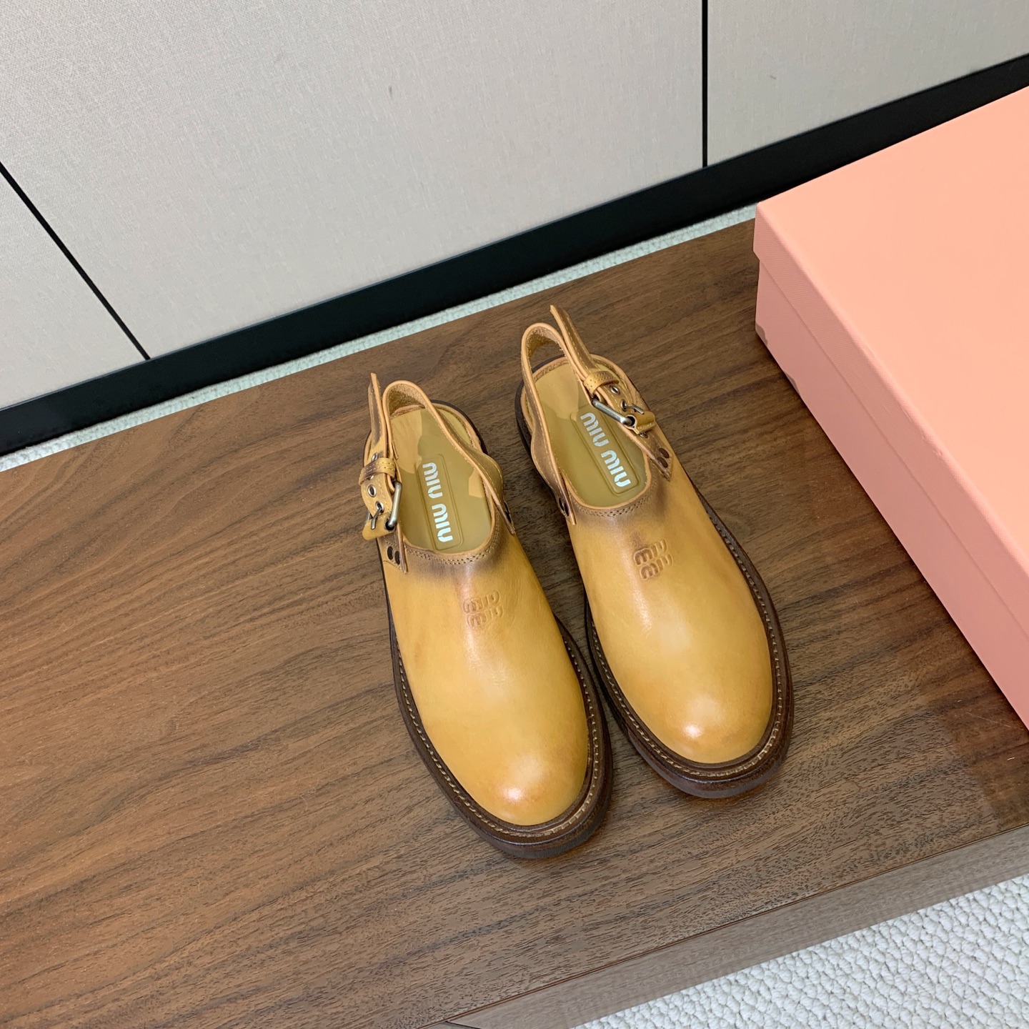 【Miu M*u】做旧穆勒鞋。这双鞋自带复古学院风和松弛工装感、适配性极强。鞋面采用经过特殊做旧处理的牛皮 自带复古做旧 【Miu M*u】做旧穆勒鞋。这双鞋自带复古学院风和松弛工装感、适配性极强。鞋面采用经过特殊做旧处理的牛皮 自带复古做旧