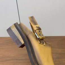 【Miu M*u】做旧穆勒鞋。这双鞋自带复古学院风和松弛工装感、适配性极强。鞋面采用经过特殊做旧处理的牛皮 自带复古做旧 【Miu M*u】做旧穆勒鞋。这双鞋自带复古学院风和松弛工装感、适配性极强。鞋面采用经过特殊做旧处理的牛皮 自带复古做旧