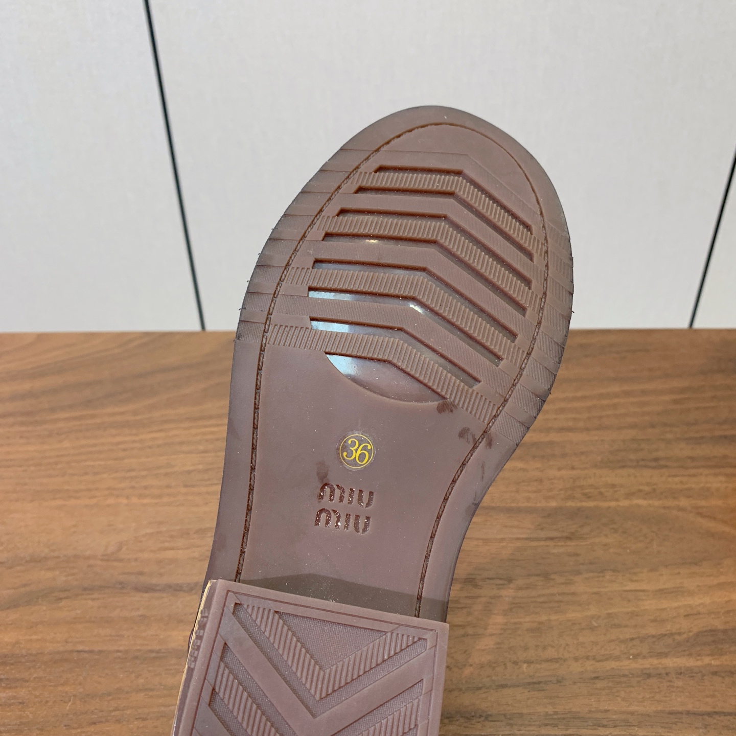 【Miu M*u】做旧穆勒鞋。这双鞋自带复古学院风和松弛工装感、适配性极强。鞋面采用经过特殊做旧处理的牛皮 自带复古做旧 【Miu M*u】做旧穆勒鞋。这双鞋自带复古学院风和松弛工装感、适配性极强。鞋面采用经过特殊做旧处理的牛皮 自带复古做旧