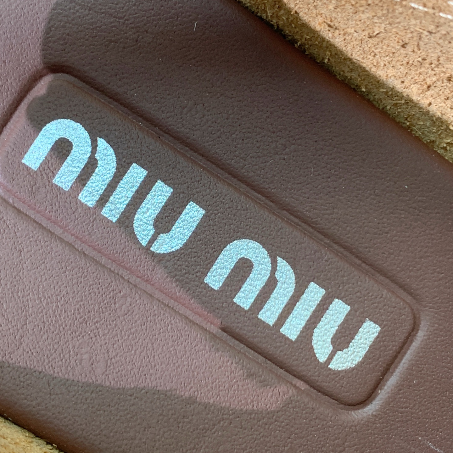 【Miu M*u】做旧穆勒鞋。这双鞋自带复古学院风和松弛工装感、适配性极强。鞋面采用经过特殊做旧处理的牛皮 自带复古做旧 【Miu M*u】做旧穆勒鞋。这双鞋自带复古学院风和松弛工装感、适配性极强。鞋面采用经过特殊做旧处理的牛皮 自带复古做旧