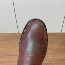 【Miu M*u】做旧穆勒鞋。这双鞋自带复古学院风和松弛工装感、适配性极强。鞋面采用经过特殊做旧处理的牛皮 自带复古做旧 【Miu M*u】做旧穆勒鞋。这双鞋自带复古学院风和松弛工装感、适配性极强。鞋面采用经过特殊做旧处理的牛皮 自带复古做旧