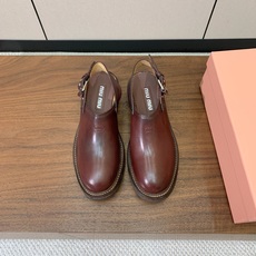 【Miu M*u】做旧穆勒鞋。这双鞋自带复古学院风和松弛工装感、适配性极强。鞋面采用经过特殊做旧处理的牛皮 自带复古做旧 【Miu M*u】做旧穆勒鞋。这双鞋自带复古学院风和松弛工装感、适配性极强。鞋面采用经过特殊做旧处理的牛皮 自带复古做旧