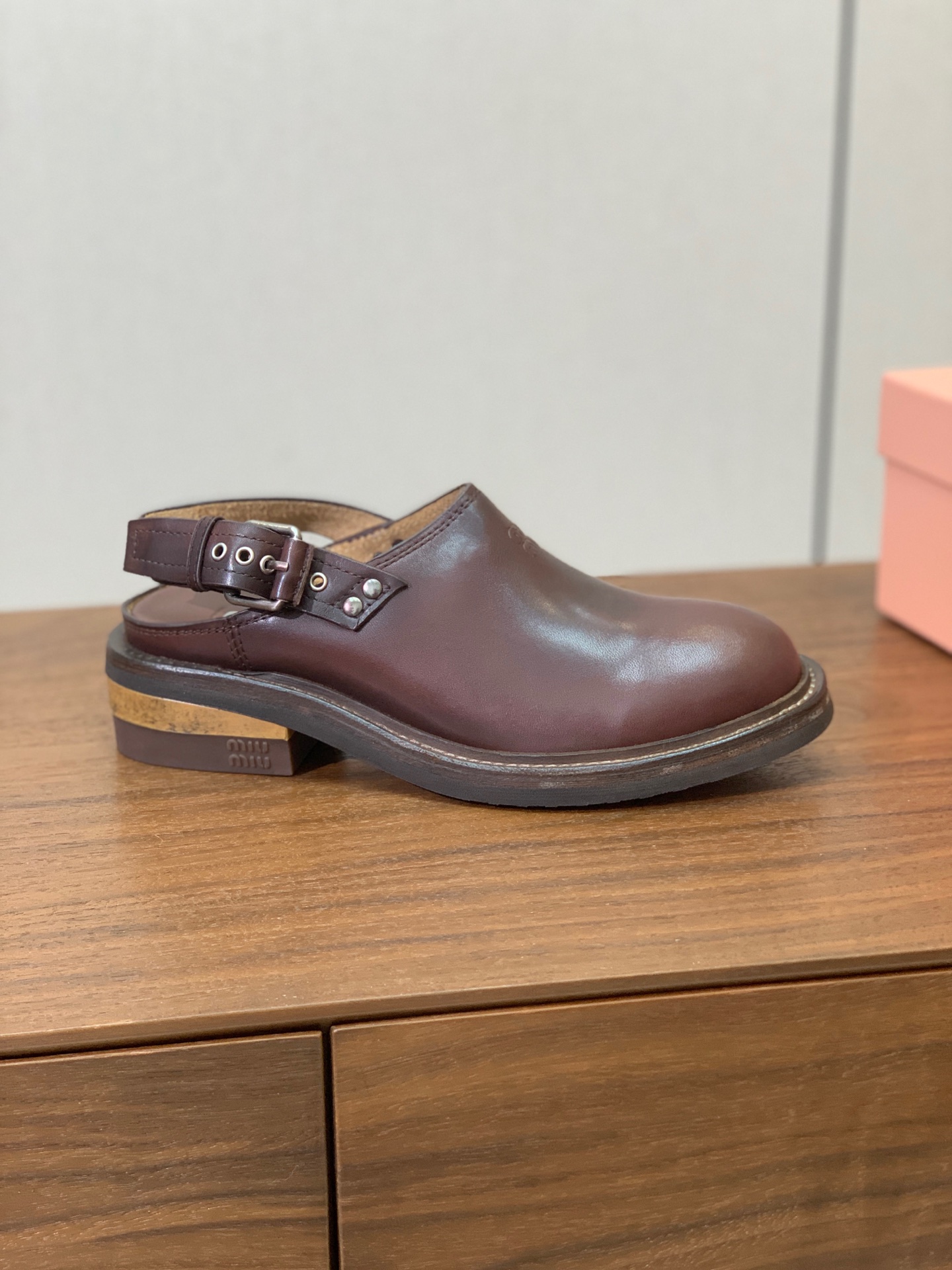 【Miu M*u】做旧穆勒鞋。这双鞋自带复古学院风和松弛工装感、适配性极强。鞋面采用经过特殊做旧处理的牛皮 自带复古做旧 【Miu M*u】做旧穆勒鞋。这双鞋自带复古学院风和松弛工装感、适配性极强。鞋面采用经过特殊做旧处理的牛皮 自带复古做旧