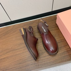 【Miu M*u】做旧穆勒鞋。这双鞋自带复古学院风和松弛工装感、适配性极强。鞋面采用经过特殊做旧处理的牛皮 自带复古做旧 【Miu M*u】做旧穆勒鞋。这双鞋自带复古学院风和松弛工装感、适配性极强。鞋面采用经过特殊做旧处理的牛皮 自带复古做旧