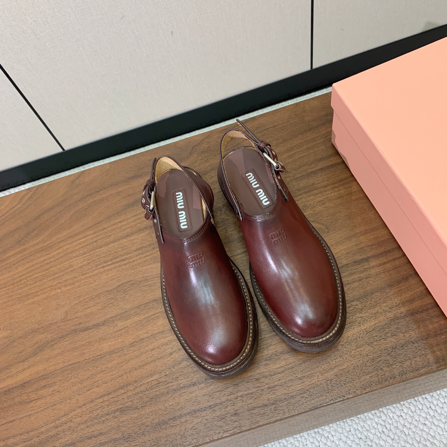【Miu M*u】做旧穆勒鞋。这双鞋自带复古学院风和松弛工装感、适配性极强。鞋面采用经过特殊做旧处理的牛皮 自带复古做旧 【Miu M*u】做旧穆勒鞋。这双鞋自带复古学院风和松弛工装感、适配性极强。鞋面采用经过特殊做旧处理的牛皮 自带复古做旧