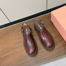 【Miu M*u】做旧穆勒鞋。这双鞋自带复古学院风和松弛工装感、适配性极强。鞋面采用经过特殊做旧处理的牛皮 自带复古做旧 【Miu M*u】做旧穆勒鞋。这双鞋自带复古学院风和松弛工装感、适配性极强。鞋面采用经过特殊做旧处理的牛皮 自带复古做旧