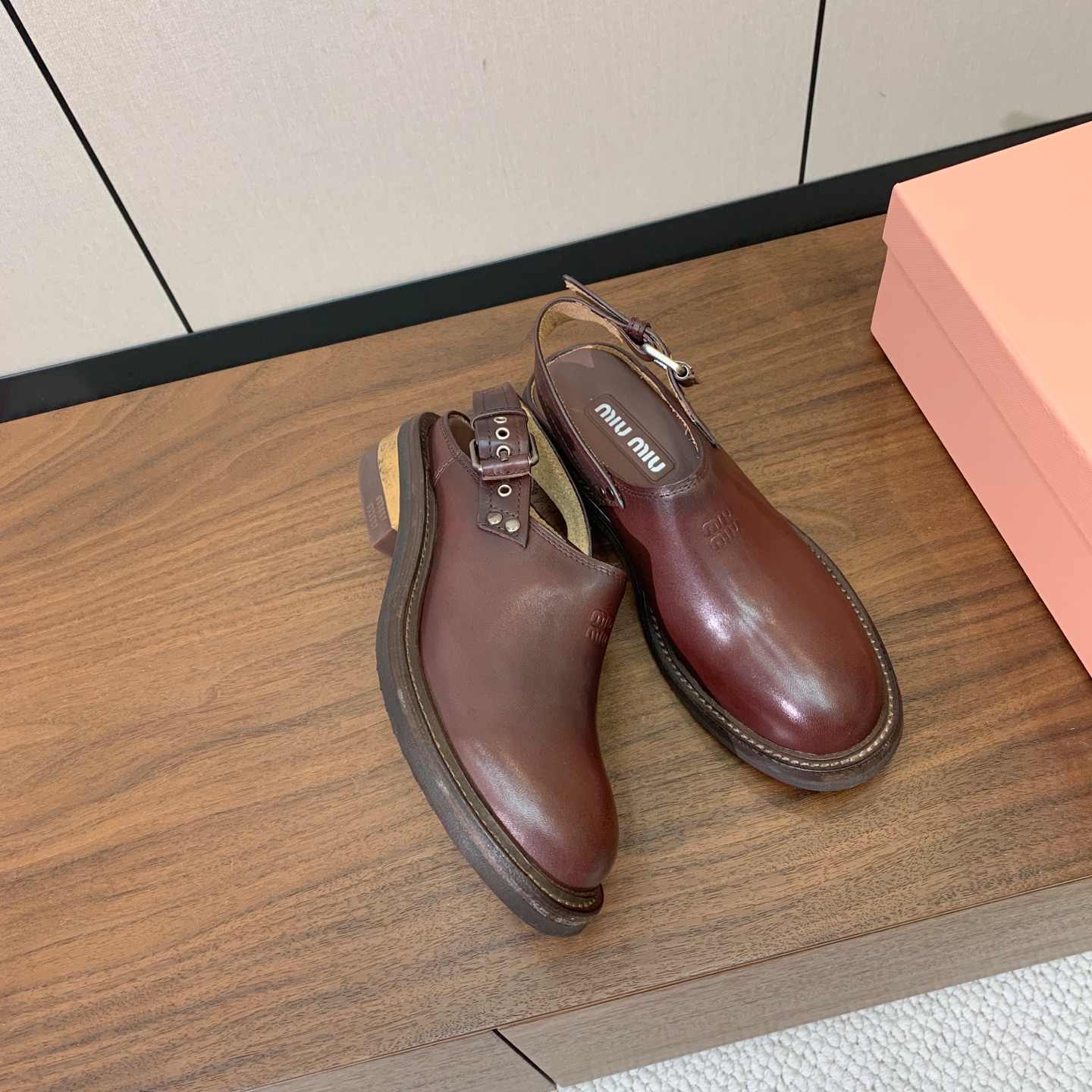 【Miu M*u】做旧穆勒鞋。这双鞋自带复古学院风和松弛工装感、适配性极强。鞋面采用经过特殊做旧处理的牛皮 自带复古做旧 【Miu M*u】做旧穆勒鞋。这双鞋自带复古学院风和松弛工装感、适配性极强。鞋面采用经过特殊做旧处理的牛皮 自带复古做旧