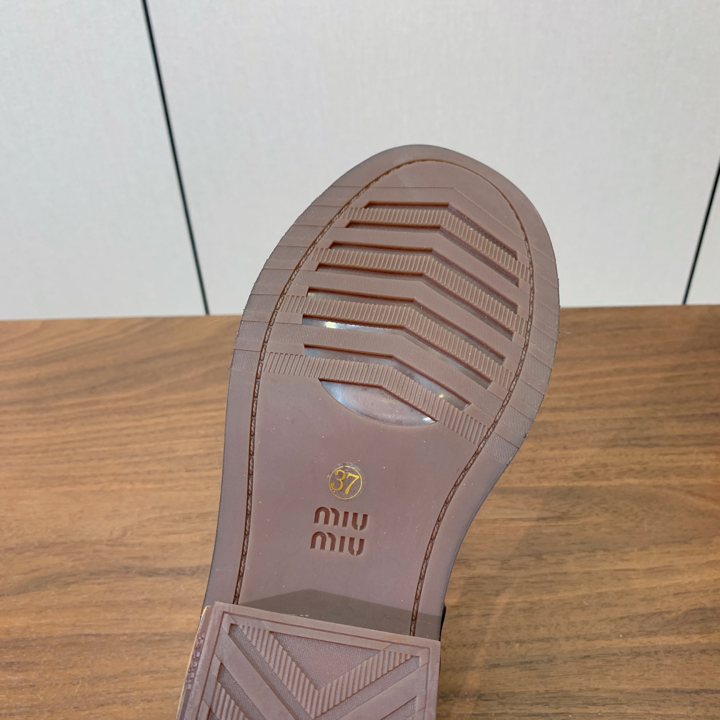 【Miu M*u】做旧穆勒鞋。这双鞋自带复古学院风和松弛工装感、适配性极强。鞋面采用经过特殊做旧处理的牛皮 自带复古做旧
