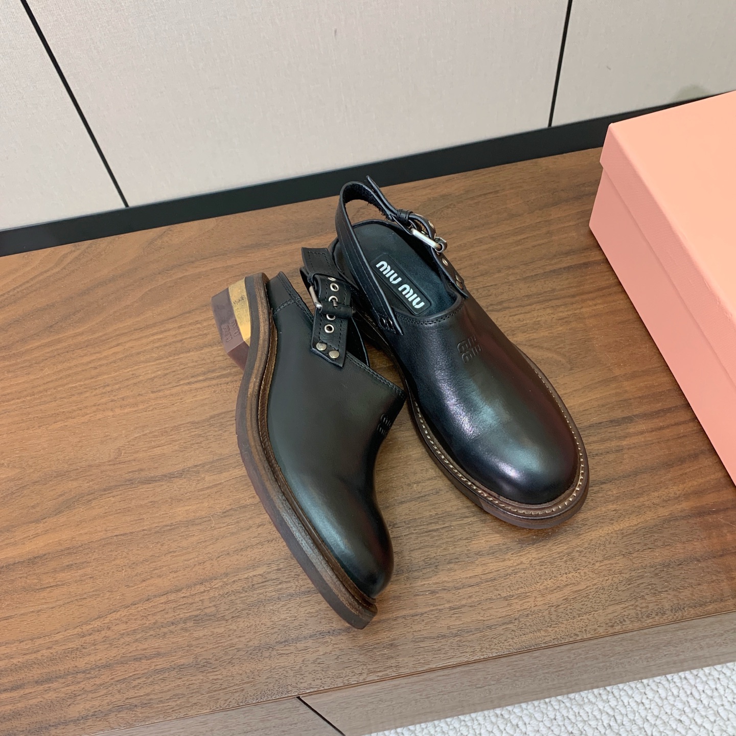 【Miu M*u】做旧穆勒鞋。这双鞋自带复古学院风和松弛工装感、适配性极强。鞋面采用经过特殊做旧处理的牛皮 自带复古做旧